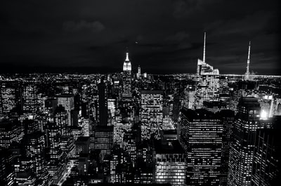 城市建筑夜间照片